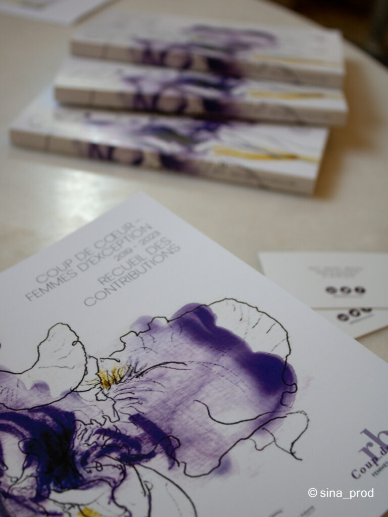 Brochures imprimées à motif floral pour événement.