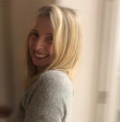 Femme souriante aux cheveux blonds.